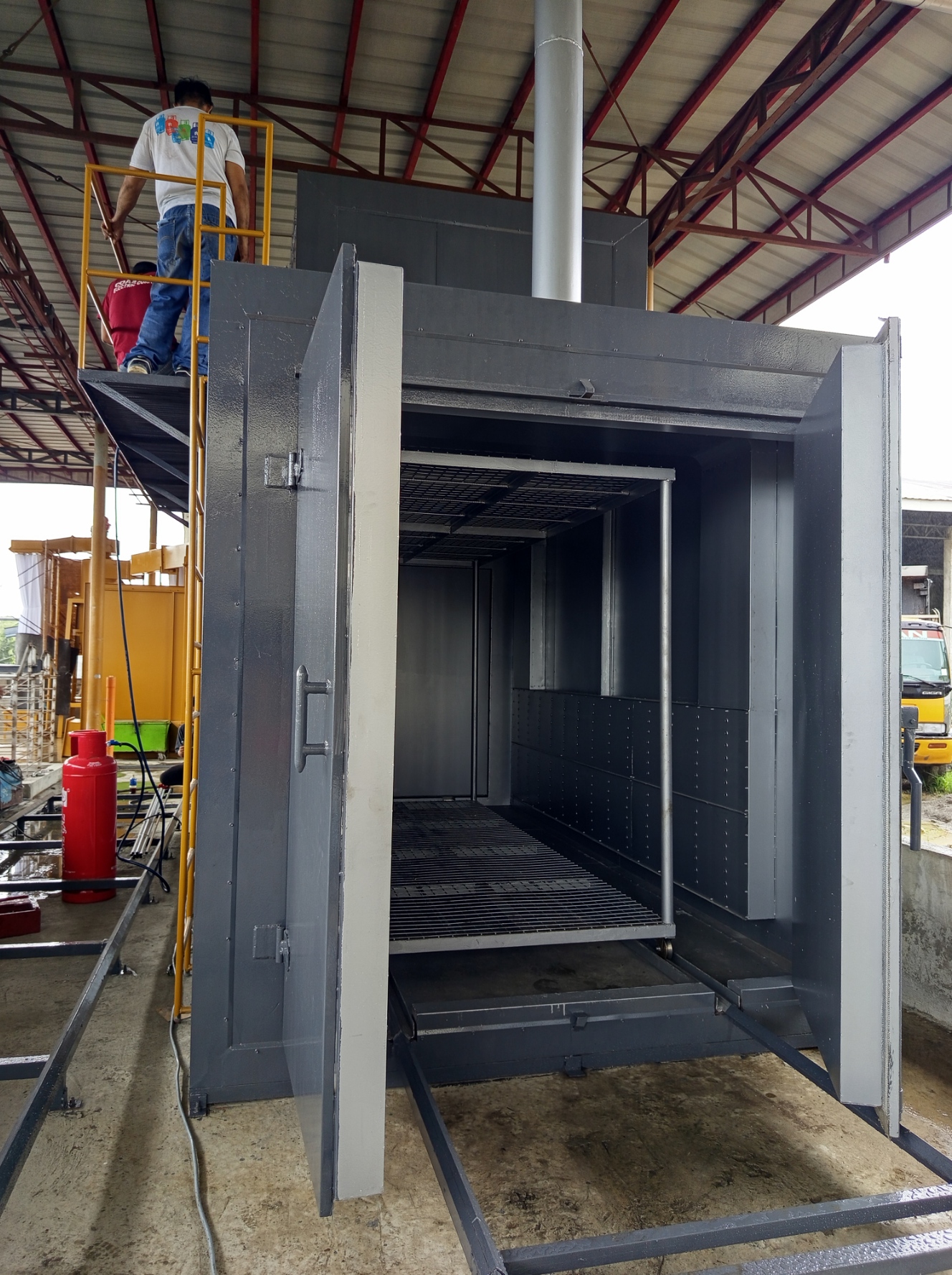 Batch type oven with open door